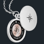 Elegant 46th Pearl Wedding Jubileum Celebration Locket Ketting<br><div class="desc">Herinner de 46e trouwdag met deze elegante medaille! Elegante zwart-witte belettering met parels op een parelmoer achtergrond voeg een memorabele touch toe voor deze speciale gelegenheid en buitengewone mijlpaal. Pas aan met de namen van het gelukkige paar, en data voor hun pareljubileum. Ontwerp © W.H. Sim, Alle rechten voorbehouden. Zie...</div>