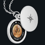 Elegant 49th Copper Wedding Jubileum Locket Ketting<br><div class="desc">Herdenk de 49e trouwdag met deze elegante medaille! Elegante zwart-witte letters met zeshoekige confetti op een koperen folie achtergrond voegen een memorabele touch toe voor deze speciale gelegenheid en buitengewone mijlpaal. Pas aan met de namen van het gelukkige paar, en data voor hun koperjubileum. Ontwerp © W.H. Sim, Alle rechten...</div>