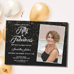 Elegant 50 en Fabulous Black Gold Glitter Photo Kaart<br><div class="desc">Nodig familie en vrienden uit voor een 50e verjaardagsfeestje met deze elegante en stijlvolle uitnodiging. Het is voorzien van gouden glitter op een zwarte achtergrond en een stijlvolle witte typografie. U kunt de foto eenvoudig vervangen door een van uw eigen foto's en de details aanpassen.</div>