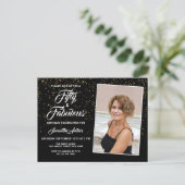 Elegant 50 en Fabulous Black Gold Glitter Photo Uitnodiging Briefkaart (Staand voorkant)
