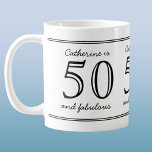 Elegant 50 en Fabulous Custom Name Birthday Koffiemok<br><div class="desc">Een elegante moderne typografie 50 en een Fabulous gepersonaliseerd naamontwerp met een eenvoudige dubbele rand om u te helpen deze gedenkwaardige mijlpaal te vieren. Verander de naam en de leeftijd om aan te passen.</div>
