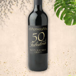 Elegant 50 en Fabulous Ornament 50th Birthday Wijn Etiket<br><div class="desc">Elegant 50 en Fabulous Ornament 50th Birthday Wine Label. 50 en fabelachtige tekst in trendy gouden schrift en een elegant ornament op zwarte achtergrond. Personaliseer het met jouw naam en je leeftijd,  en maak gepersonaliseerde elegante wijnlabels voor een verjaardagsfeestje van een vrouw.</div>