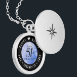 Elegant 51st Sapphire Wedding Jubileum Locket Ketting<br><div class="desc">Vier de 51e saffierbruiloft in stijl met deze herdenkingsmedaille! Elegante zwart-witte letters met zeshoekige confetti op een saffierblauwe achtergrond voegen een memorabele touch toe voor deze speciale gelegenheid en buitengewone mijlpaal. Pas aan met de namen van het gelukkige paar en voeg datums toe voor hun saffierjubileum. Ontwerp © W.H. Sim....</div>