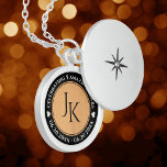 Elegant 5th Wood Wedding Jubileum Celebration Locket Ketting<br><div class="desc">Viel de vijfde trouwdag met deze herdenkingsmand! Elegant zwart-wit lettering op een nepachtergrond met lichte houten korrels voegt een gedenkwaardige aanraking toe voor deze speciale gelegenheid en mijlpaal. Pas de initialen van een paar aan, een speciale boodschap en datums voor hun herdenking van hout. Ontwerp © W.H. Sim. Zie meer...</div>