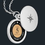 Elegant 5th Wood Wedding Jubileum Celebration Locket Ketting<br><div class="desc">Herinner de 5e trouwdag met deze elegante medaille! Elegante zwart-witte letters op een lichte, faux houten korrelachtergrond voegen een memorabele touch toe voor deze speciale gelegenheid en mijlpaal. Pas aan met de namen van het gelukkige paar, en data voor hun houten jubileum. Ontwerp © W.H. Sim, Alle rechten voorbehouden. Zie...</div>