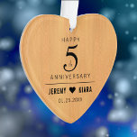 Elegant 5th Wood Wedding Jubileum Ornament<br><div class="desc">Viel de vijfde herdenkingsdag van de houtbruiloft met deze herdenkingsornament! Elegant zwarte serif en sans serif die op een lichte, faux-houten achtergrond staan, voegen een gedenkwaardige aanraking voor deze speciale gelegenheid en mijlpaal toe. Aanpassen met de naam van het paar en de trouwdatum. Shows omkeren, identiek ontwerp. Gebruik zoals is,...</div>