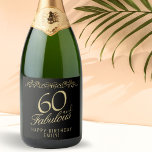 Elegant 60 en Fabulous Ornament 60th Birthday Sparkling Wijnetiket<br><div class="desc">Elegant 60 en Fabulous Ornament 60th Birthday Mousserende Wijnlabel. 60 en fabelachtige tekst in trendy gouden schrift en een elegant ornament op zwarte achtergrond. Personaliseer het met jouw naam en je leeftijd,  en maak gepersonaliseerde elegante wijnlabels voor een verjaardagsfeestje.</div>