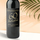 Elegant 60 en Fabulous Ornament 60th Birthday Wijn Etiket<br><div class="desc">Elegant 60 en Fabulous Ornament 60th Birthday Wine Label. 60 en fabelachtige tekst in trendy gouden schrift en een elegant ornament op zwarte achtergrond. Personaliseer het met jouw naam en je leeftijd,  en maak gepersonaliseerde elegante wijnlabels voor een verjaardagsfeestje van een vrouw.</div>