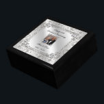 Elegant 60th Wedding Jubileum Foto Gift Box Cadeaudoosje<br><div class="desc">Een Digitalbcon-Afbeeldingen ontwerp met een glitterend diamant- en zilverkleurthema met een verscheidenheid aan aangepaste afbeeldingen, vormen, patronen, stijlen en lettertypen in deze 'Diamond Wedding Jubileum'-fotodoos van één soort. Dit kleurrijke en elegante ontwerp is compleet met aanpasbare foto's en tekstletters die passen bij uw eigen speciale gelegenheid en is er zeker...</div>