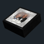 Elegant 60th Wedding Jubileum Foto Gift Box Cadeaudoosje<br><div class="desc">Een Digitalbcon-Afbeeldingen ontwerp met een platina zilveren kleur en een levendig ontwerpthema met een verscheidenheid aan aangepaste afbeeldingen, vormen, patronen, stijlen en lettertypen in deze 'Elegant Diamond Wedding Jubileum' Photo Gift Box. Dit kleurrijke en elegante ontwerp is compleet met aanpasbare foto's en tekstletters die passen bij uw eigen speciale gelegenheid...</div>