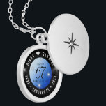 Elegant 67th Star Sapphire Wedding Jubileum Locket Ketting<br><div class="desc">Vier de 67e trouwdag in stijl met deze herdenkingsmedaille! Elegante zwart-witte letters met gestileerde sterren die op een saffierblauwe achtergrond twinkelen, voegen een memorabele touch toe voor deze speciale gelegenheid en buitengewone mijlpaal. Pas aan met de namen van het gelukkige paar en voeg datums toe voor hun stersaffierjubileum. Ontwerp ©...</div>