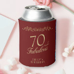 Elegant 70 en Fabulous Ornament 70th Birthday Blikjeskoeler<br><div class="desc">Elegant Red 70 en Fabulous Ornament 70th Birthday Party Koelbox. 70 en fabelachtige tekst in trendy gouden schrift op een donkerrode achtergrond. Personaliseer het met jouw naam en je leeftijd,  en maak je eigen elegante koelboxxen voor een verjaardagsfeestje van een vrouw.</div>