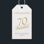Elegant 70 en Fabulous Ornament 70th Birthday Cadeaulabel<br><div class="desc">Elegante 70 en Fabulous Ornament 70th Birthday Gift Labels. 70 en fantastische tekst in trendy gouden schrift en een elegant ornament. Personaliseer het met jouw naam en uw leeftijd,  en maak gepersonaliseerde elegante geschenk labels.</div>