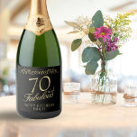 Elegant 70 en Fabulous Ornament 70th Birthday Sparkling Wijnetiket<br><div class="desc">Elegant 70 en Fabulous Ornament 70th Birthday Mousserende Wijnlabel. 70 en fabelachtige tekst in trendy gouden schrift en een elegant ornament op zwarte achtergrond. Personaliseer het met jouw naam en je leeftijd,  en maak gepersonaliseerde elegante wijnlabels voor een verjaardagsfeestje.</div>