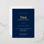 Elegant 70th Birthday Party Luxury Blue Folie Uitnodiging Briefkaart<br><div class="desc">Elegant 70th Birthday Party Navy Blue Luxury Real - Folie voor uw zeventiende partij in uw keuze van goud,  roos goud of zilver voor de 70ste en jouw naam voegt een klastige elegantie toe aan een handig briefkaart. Pas de tekst eenvoudig aan.</div>