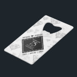 Elegant 75th Diamond Bruiloft Jubileum Creditkaart Flessenopener<br><div class="desc">Vier de 75ste diamanten bruiloft met deze stijlvolle flesopener! Elegante zwart-witte letters met gestileerde diamantconfetti op een witte achtergrond voegen een memorabele touch toe voor deze speciale gelegenheid en buitengewone mijlpaal. Pas aan met de namen en data van het huwelijk van het paar. Ontwerp © W.H. Sim, Alle rechten voorbehouden....</div>