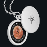 Elegant 8th Bronze Wedding Jubileum Celebration Locket Ketting<br><div class="desc">Herinner de 8e trouwdag met deze elegante medaille! Elegante zwart-witte letters met zeshoekige confetti op een bronzen folie achtergrond voegen een memorabele touch toe voor deze speciale gelegenheid en mijlpaal. Pas aan met de namen van het gelukkige paar, en voeg data toe voor hun bronzen jubileum. Ontwerp © W.H. Sim,...</div>