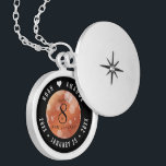 Elegant 8th Bronze Wedding Jubileum Celebration Locket Ketting<br><div class="desc">Herinner de 8e trouwdag met deze elegante medaille! Elegante zwart-witte letters met zeshoekige confetti op een bronzen folie achtergrond voegen een memorabele touch toe voor deze speciale gelegenheid en mijlpaal. Pas aan met de namen van het gelukkige paar, en voeg data toe voor hun bronzen jubileum. Ontwerp © W.H. Sim,...</div>