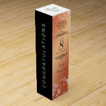 Elegant 8th Bronze Wedding Jubileum Celebration Wijn<br><div class="desc">Voeg een extra speciaal tintje toe aan 8e trouwdag vieringen met deze herdenkingswijn geschenkdoos! Elegante zwarte serif en sans serif letters met zeshoekige confetti op een bronzen achtergrond voegen een memorabele touch toe voor deze speciale gelegenheid en mijlpaal. Pas aan met de namen van het gelukkige paar en de jaren...</div>