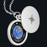 Elegant 9th Lapis Lazuli Wedding Jubileum Locket Ketting<br><div class="desc">Herdenk de 9e trouwdag met deze elegante medaille! Elegante zwart-witte letters met pyriet-gestoffeerde zeshoekige confetti op een gespikkelde, azuurblauwe achtergrond voegen een memorabele touch toe voor deze speciale gelegenheid en mijlpaal. Pas aan met de namen van het gelukkige paar, en data voor hun lapis lazuli-jubileum. Ontwerp © W.H. Sim, Alle...</div>