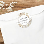 Elegant aardeachtig bloemig wit bruiloft gunst ronde sticker<br><div class="desc">Dit prachtige sticker ontwerp heeft prachtige neutrale kleurbloemen met uw namen en trouwdatum. Dit tijdloze ontwerp is een uitstekende keuze voor vele soorten evenementen,  van klassiek tot boho. Gepersonaliseerd labels maken een geweldige aanvulling op uw huwelijksreceptie of vrijgezellenfeest decor...  en voegt die extra speciale touch toe!</div>