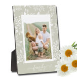 Elegant Afbeelding Easel Back Frameless Photo Hold Fotoplaat<br><div class="desc">De plaatjes van de tablet met een ingebouwde esel zijn voorzien van uw favoriete foto, omringd door een prachtige rand van witte bladeren, stippen en bessen op een bleke groene achtergrond. VERANDERT de achtergrondkleur om uw foto AAN TE PASSEN. VERANDEREN de tekst van de FAMILIE in om het even wat...</div>