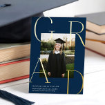 Elegant AFSTUDEERDER Foto Afstuderen Gold kondigin Folie Uitnodiging<br><div class="desc">Deze verbluffende foto-afstuderen-aankondiging bevat een elegant typografie-lijst in verhoogde gouden folie die "AFSTUDEERDER" op een blauw marineklein met een enkele, verticale foto. Het uiterlijk is erg elegant maar modern. De achtergrond en de tekstkleuren zijn aanpasbaar. De verhoogde folie schijnt echt en is beschikbaar in goud, zilver en roos goud. Bekijk...</div>