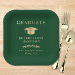 Elegant Afstudeerder Pet Groen Goud Afstudeerfeest Papieren Bordje<br><div class="desc">Elegante groene afstudeerpartijdocument borden met een gouden afstudeerders pet,  "Afstuderen" en de naam van de afgestudeerde,  school en klassenjaar in klassieke serif typografie.</div>