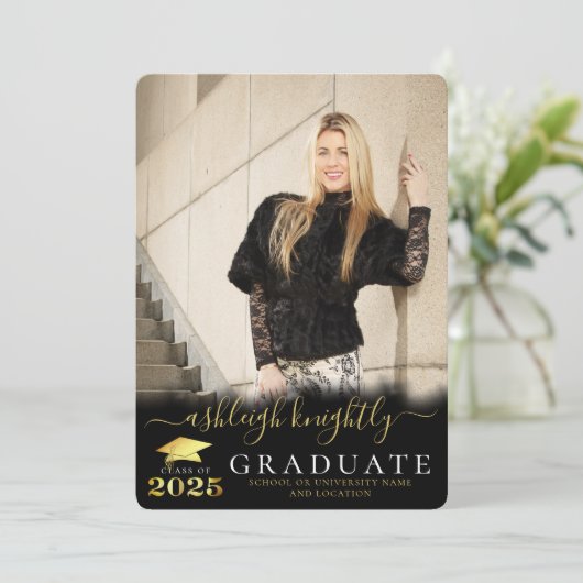 Elegant Afstuderen 2025 Zwart Goud Script 2 Foto's Aankondiging (Staand voorkant)
