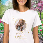 Elegant Afstuderen Aangepaste Afstuderen Gouden Fo T-shirt<br><div class="desc">Gefeliciteerd met het afstuderen van uw kind! Als trotse moeder verdien je het om je liefde en steun af te shows met een gepersonaliseerd T-shirt. Dit elegante chic modern design is voorzien van een gouden sterren afbeeldingen lijst met uw favoriete foto van uw afstuderen. Of het nu van de middelbare...</div>
