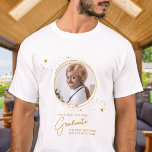 Elegant Afstuderen Custom Chic Afstuderen Gouden F T-shirt<br><div class="desc">Gefeliciteerd met het afstuderen van uw kind! Als trotse moeder verdien je het om je liefde en steun af te shows met een gepersonaliseerd T-shirt. Dit elegante chic modern design is voorzien van een gouden sterren afbeeldingen lijst met uw favoriete foto van uw afstuderen. Of het nu van de middelbare...</div>