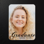 Elegant Afstuderen Photo Black Flourish Script Magneet<br><div class="desc">Afstuderen in elegante zwarte kalligrafie over je senior portretfoto maakt een mooie,  minimalistische afstuderen aankondigingsmagneetkaart. Pas aan met jouw naam en middelbare school of universiteitsklasse van 2025 onder de cursieve typografie op deze stijlvolle tekst overlay afstuderen magnetische kaarten.</div>