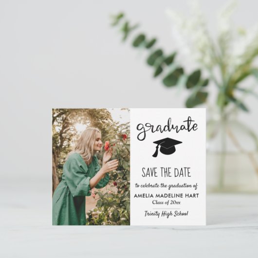 Elegant Afstuderen Script | De datum-foto opslaan Aankondigingskaart (Staand voorkant)