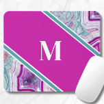 Elegant Agaat Initiaal Monogram Muismat<br><div class="desc">Girly Blauwgroen Paarse Agaat Stone Initiaal Monogram Muismat. Kristallen en geodes blijven een favoriete trend! Deze print is voorzien van en tot dichtbij afbeelding van een levendige blauwgroen of turquoise en paarse of magenta roze geodstone,  compleet met kleine kristallen. Voeg je initiaal toe om het je eigen te maken.</div>