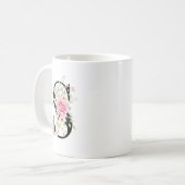 Elegant Alphabet Coffee Cup with Pink Rose Design Koffiemok (Voorkant links)