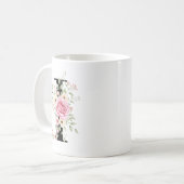 Elegant Alphabet Coffee Cup with Pink Rose Design Koffiemok (Voorkant links)