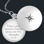 Elegant altijd uw zoon moeder van de bruidegom locket ketting<br><div class="desc">Grote klassieke geschenk van een zoon (Bruidegom) aan zijn moeder (Moeder van de Bruidegom). Het ontwerp is voorzien van het citaat: "Vandaag een bruidegom,  morgen een echtgenoot,  altijd uw zoon." in een moderne lettertypografie. Personaliseer het met jouw naam en datum.</div>