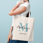 Elegant Aqua Blue Custom Wedding Bridesmaid Name Tote Bag<br><div class="desc">De elegante canvas tas van de douanebruiloft kenmerkt een gepersonaliseerd monogram typografie ontwerp met de moderne naam van het kalligrafische manuscript en het initiaal van het serif monogram in aqua/blauwgroen blauwe en zwarte kleuren. Omvat douanetekst voor een bruidspartijtitel zoals "BRIDESMAID"of andere aangewezen formulering.</div>