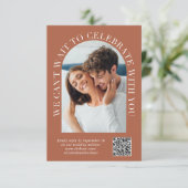 Elegant Arch Photo QR Code Terracotta Wedding RSVP Kaartje (Staand voorkant)