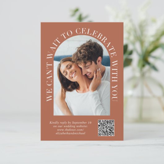 Elegant Arch Photo QR Code Terracotta Wedding RSVP Kaartje (Staand voorkant)
