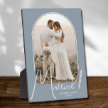 Elegant Arch Wedding Foto Dusty Blue Fotoplaat<br><div class="desc">In een speciale keepomwille staat uw trouwfoto in een elegant boogvormig ontwerp met de tekst "Gehuwd" in de tekst van de kerk, samen met uw namen en trouwdatum op een stoffige blauwe achtergrond. Een prachtig cadeau voor je familie en een geweldig geheugen dat je thuis kunt zien. De kleur van...</div>