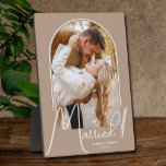 Elegant Arch Wedding Photo Beige Fotoplaat<br><div class="desc">In een speciale keepomwille staat uw trouwfoto in een elegant boogontwerp met de tekst "Gehuwd" in de tekst van het hoofdartikel samen met uw namen en trouwdatum op een beige achtergrond. Een prachtig cadeau voor je familie en een geweldig geheugen dat je thuis kunt zien. De kleur van de ACHTERGROND...</div>