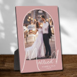 Elegant Arch Wedding Photo Dusty Roos Fotoplaat<br><div class="desc">In een speciale keepomwille staat uw trouwfoto in een elegant boogontwerp met de tekst "Gehuwd" in de tekst van de hoofdtekst, samen met uw namen en trouwdatum op een stoffige achtergrond van het roos. Een prachtig cadeau voor je familie en een geweldig geheugen dat je thuis kunt zien. De kleur...</div>