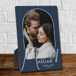 Elegant Arch Wedding Photo Navy Blue Fotoplaat<br><div class="desc">In een speciale keepomwille staat uw trouwfoto in een elegant boogvormig ontwerp met de tekst "Gehuwd" in de tekst van de kerk, samen met uw namen en trouwdatum op een blauw marinekleding. Een prachtig cadeau voor je familie en een geweldig geheugen dat je thuis kunt zien. De kleur van de...</div>