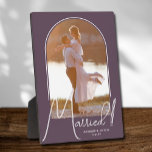 Elegant Arch Wedding Photo Paars Fotoplaat<br><div class="desc">In een speciale keepomwille staat uw trouwfoto in een elegant boogvormig ontwerp met de tekst "Gehuwd" in de tekst van de kerk, samen met uw namen en trouwdatum op een paarse achtergrond. Een prachtig cadeau voor je familie en een geweldig geheugen dat je thuis kunt zien. De kleur van de...</div>
