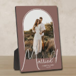 Elegant Arch Wedding Photo Roos Taupe Fotoplaat<br><div class="desc">In een speciale keepomwille staat uw trouwfoto in een elegant boogontwerp met de tekst "Gehuwd" in de tekst van de hoofdtekst, samen met uw namen en trouwdatum op een roos tegen de achtergrond. Een prachtig cadeau voor je familie en een geweldig geheugen dat je thuis kunt zien. De kleur van...</div>