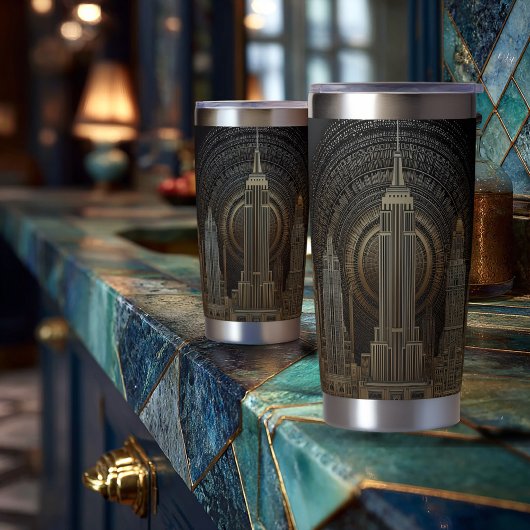 Elegant Art Deco City Skyline in Gold on Black Geïsoleerde Drinkbeker