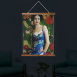 Elegant Art Deco Style Woman met Large Flowers Art Hangend Wandkleed<br><div class="desc">Voel je je fancy? Laat je ogen voor dit kunstmeesterwerk van de Art Deco-stijl! De 20er kan voorbij zijn,  maar de glamour leeft voort in dit verbluffende stuk. De ingewikkelde details en levendige kleuren van de bloemen geven je het gevoel als een ware Gatsby.</div>