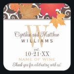 Elegant Autumn Leaves Wedding Monogram Wine Vierkante Sticker<br><div class="desc">Formele en elegante herfst met de stickers / etiketten voor wijnflesjes. Het ontwerp kenmerkt een grenspatroon van het scrollen draden en monsterbladeren. Pas je aan met je getrouwde trouwmonogram,  het soort wijn en een aangepaste boodschap. Rijke herfstkleuren zijn onder meer sinaasappel,  rood,  koper,  goud,  chocoladebruin,  champagne/tan en ivoor.</div>
