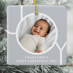 Elegant Baby Girl's eerste kerstfoto grijs Keramisch Ornament<br><div class="desc">Het eerste kerstfoto-Ornament van dit elegante babymeisje is versierd met het woord JOY op een grijze achtergrond. Gemakkelijk aanpasbaar met uw foto,  naam,  en jaar.</div>